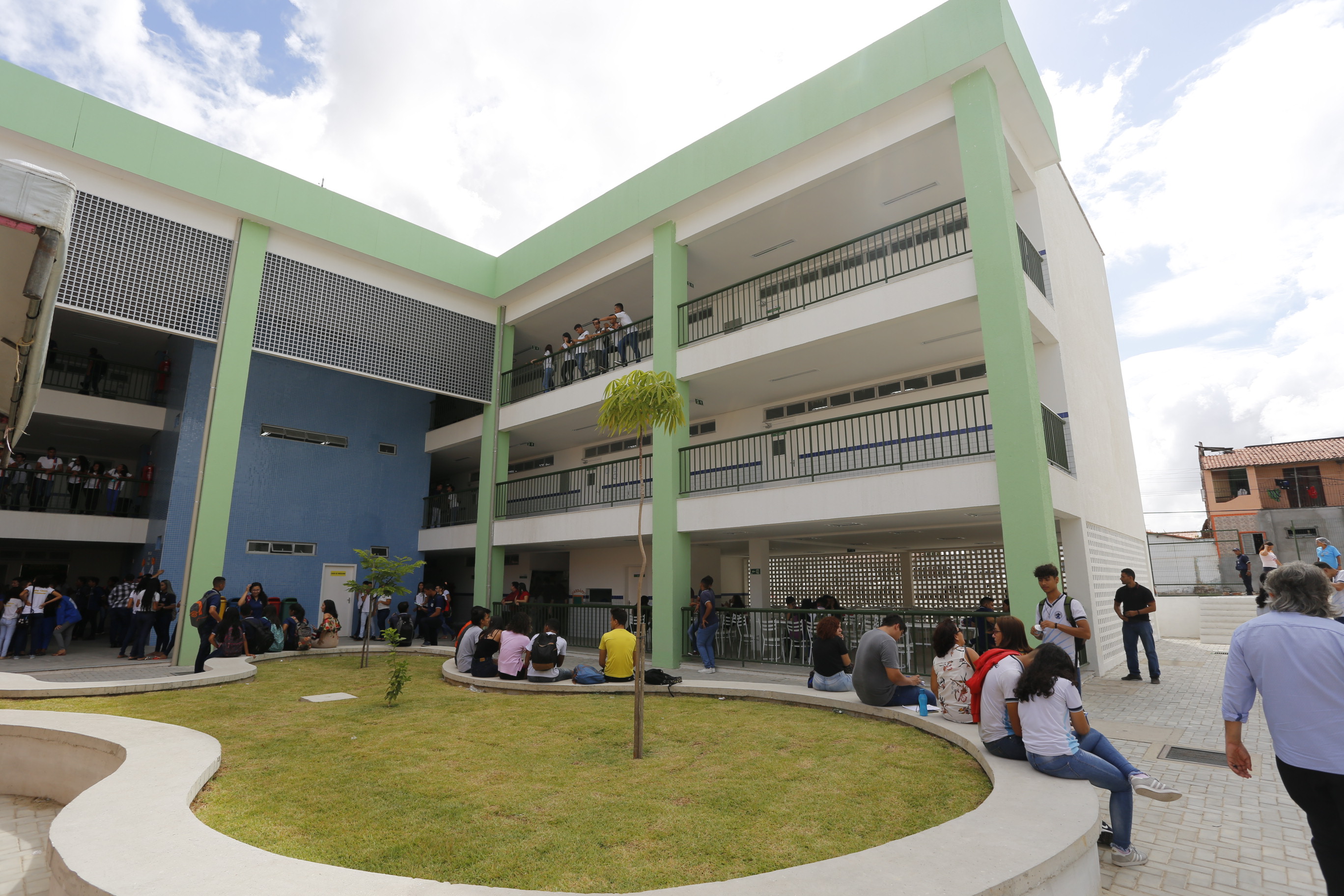 ESCOLAS E HOSPITAIS.png